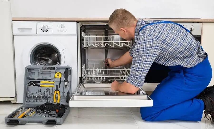 Gölbaşı Miele servisi teknisyen ekibi beyaz eşya tamiri yaparken